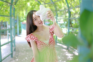 爱上海同城交友：上海女歌手的崛起：声音撼动世界